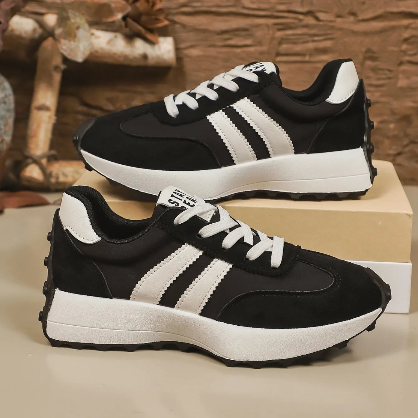 Designer Women Sneakers New Lightweight Soft Running Sneakers Women Thick Bottom Fashionable Sport Shoes Zapatos De Mujer